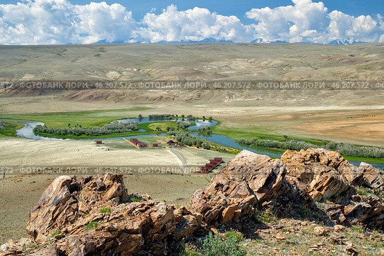 Tourist camping on the bank of river Chuya in the Kosh-Agach Valley in Altai. Rocks are on foreground. Стоковое фото, фотограф Сергей Пристяжнюк (Serg Zastavkin) / Фотобанк Лори