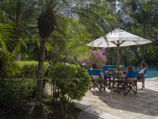 Tourists at resort, Chaa Creek Road, Chaa Creek Nature Reserve, San Ignacio, Belize. Стоковое фото, агентство Ingram Publishing / Фотобанк Лори