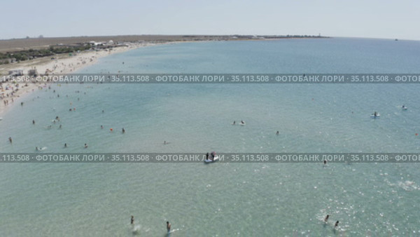 tourists swim in the sea near the coastal zone. Стоковое видео, видеограф Aleksandr Sulimov / Фотобанк Лори