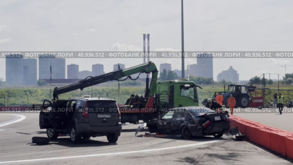 Tow truck and team members drive up to the accident site on the sports track. Races at the Moscow Grand Prix Drift at the motorsport stadium in Kuryanovo. Russia. Moscow. 30.07.2023. Стоковое видео, видеограф Ярославский Максим / Фотобанк Лори