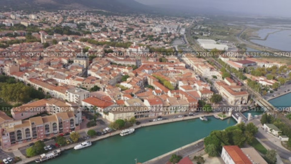 Townscape of Frontignan, France. View of Canal du Rhone a Sete and residential buildings. Стоковое видео, видеограф Яков Филимонов / Фотобанк Лори