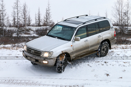 Toyota Land Cruiser J100 (2020 год). Редакционное фото, фотограф Art Konovalov / Фотобанк Лори