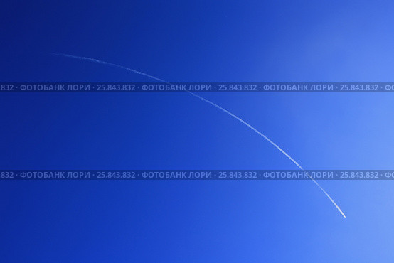 Trace from the plane in the sky. Стоковое фото, фотограф Елена Зинина / Фотобанк Лори