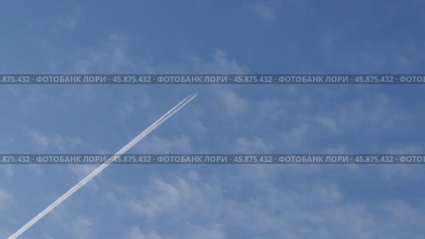 trace of an airplane flying high in the sky. Стоковое видео, видеограф Михаил Коханчиков / Фотобанк Лори
