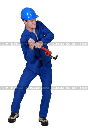 Tradesman using a wrench. Стоковое фото, агентство Ingram Publishing / Фотобанк Лори