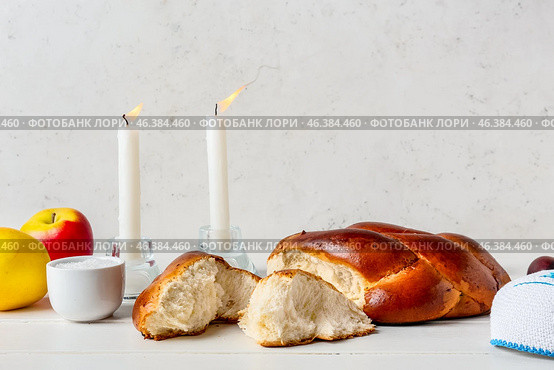 Traditional challah bread with glowing candles on light background. Shabbat Shalom. Стоковое фото, фотограф Pixel_shot / Фотобанк Лори