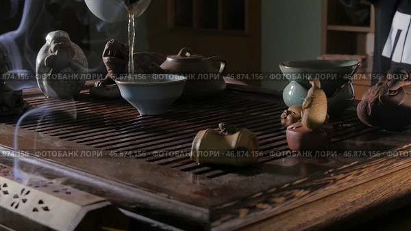 Traditional Chinese Tea Ceremony and pour the tea in a glass of the clay. Стоковое фото, фотограф David Kashakhi / Фотобанк Лори