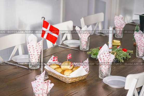 Traditional danish birthday table with flags and fresh buns from the oven. Стоковое фото, агентство Ingram Publishing / Фотобанк Лори