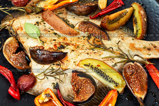 Traditional homemade braised flatfish or flounder. Healthy fish dinner.. Grilled fish with fruits. Стоковое фото, агентство Ingram Publishing / Фотобанк Лори