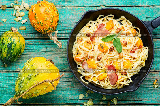 Traditional italian dish spaghetti carbonara with pumpkin and bacon.Pasta carbonara.Pasta with baked pumpkin. Pasta with pumpkin and bacon. Стоковое фото, агентство Ingram Publishing / Фотобанк Лори