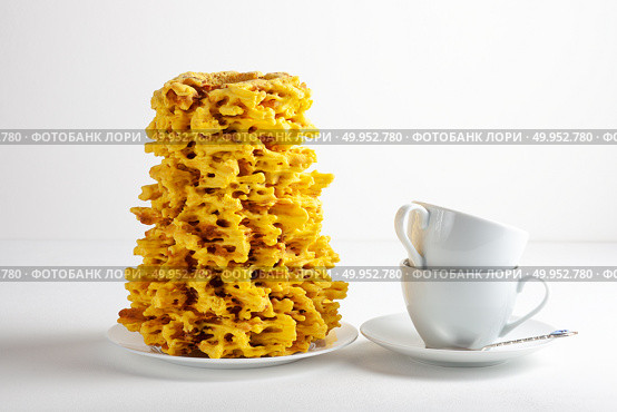 Traditional Lithuanian Sakotis cake on a white plate. Стоковое фото, фотограф Елена Дмитриева / Фотобанк Лори