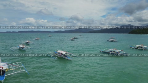 Traditional Philippines boats in sea. Стоковое видео, видеограф Михаил Коханчиков / Фотобанк Лори