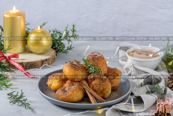 Traditional portuguese Christmas sweets Sonhos with sugar and cinnamon on kitchen countertop. Стоковое фото, агентство Ingram Publishing / Фотобанк Лори