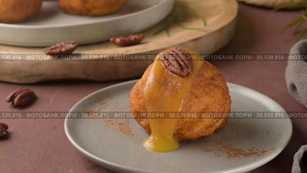 Traditional portuguese Christmas sweets Sonhos with sugar and cinnamon on kitchen countertop. Стоковое фото, агентство Ingram Publishing / Фотобанк Лори