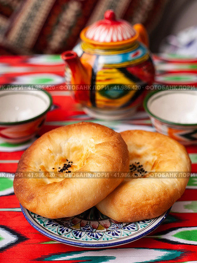 traditional Uzbek bread. Lepeshka - oriental style bread. Eastern cuisine. Стоковое фото, фотограф Abakumova Ekaterina / Фотобанк Лори