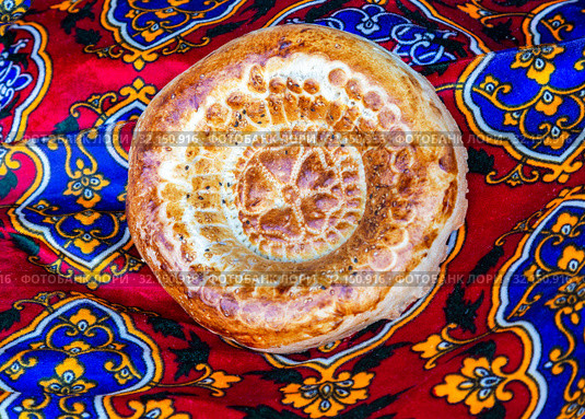 Traditional uzbek flatbread with sesame seeds. Стоковое фото, фотограф FotograFF / Фотобанк Лори
