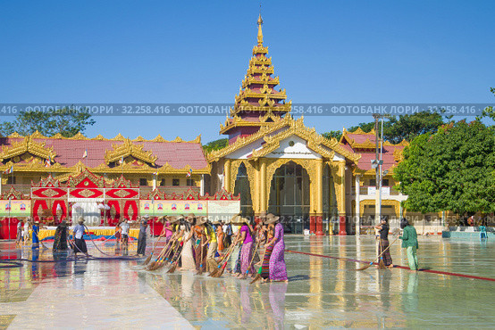 Традиционная утренная уборка в Пагоде тысячи офицеров (Botataung Pagoda). Янгон, Бирма (Мьянма) (2016 год). Редакционное фото, фотограф Виктор Карасев / Фотобанк Лори