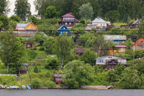 Традиционный вид на русскую деревню у реки Волги (2016 год). Стоковое фото, фотограф Николай Винокуров / Фотобанк Лори