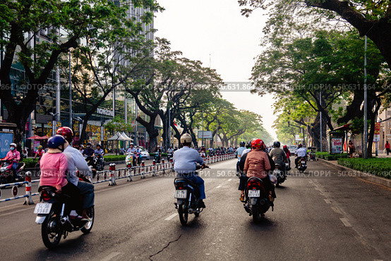 Traffic Along a Busy Street in Ho Chi Minh City, Vietnam on a Sunny Day (2024 год). Редакционное фото, фотограф Aleksandr Golubev / Фотобанк Лори