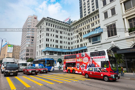 Traffic by Peninsula hotel, Hong Kong (2017 год). Редакционное фото, фотограф Александр Подшивалов / Фотобанк Лори