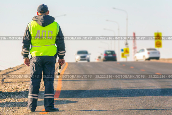 traffic police officer control the movement of cars. Russian text: DPS. (2020 год). Редакционное фото, фотограф Акиньшин Владимир / Фотобанк Лори