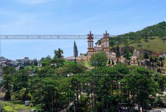 TRAI MAT, VIETNAM - APRIL 29, 2025. Cao Dai of Da Lat temple in Tainin Province, Southeastern Vietnam, the first and most important temple of Kaodaism in Vietnam. Редакционное фото, фотограф Сергей Фролов / Фотобанк Лори