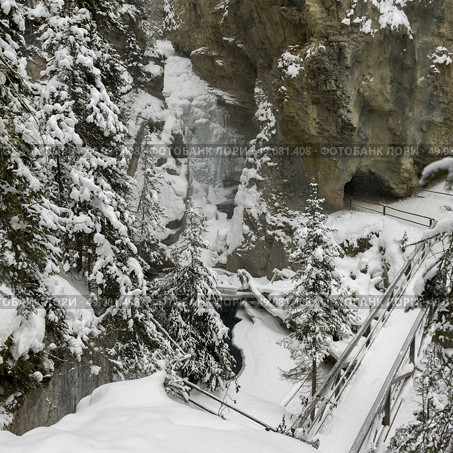 Trail at Johnston Canyon, Banff National Park, Alberta, Canada. Стоковое фото, агентство Ingram Publishing / Фотобанк Лори