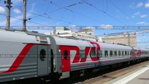 Train on Kazansky railway terminal ( Kazansky vokzal) and passengers -- is one of nine railway terminals in Moscow, Russia. Construction of the modern building according to the design by architect Alexey Shchusev started in 1913 and ended in 1940 (2017 год). Редакционное видео, видеограф Владимир Журавлев / Фотобанк Лори