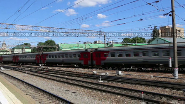Train on Kazansky railway terminal ( Kazansky vokzal) and passengers -- is one of nine railway terminals in Moscow, Russia. Construction of the modern building according to the design by architect Alexey Shchusev started in 1913 and ended in 1940 (2017 год). Редакционное видео, видеограф Владимир Журавлев / Фотобанк Лори