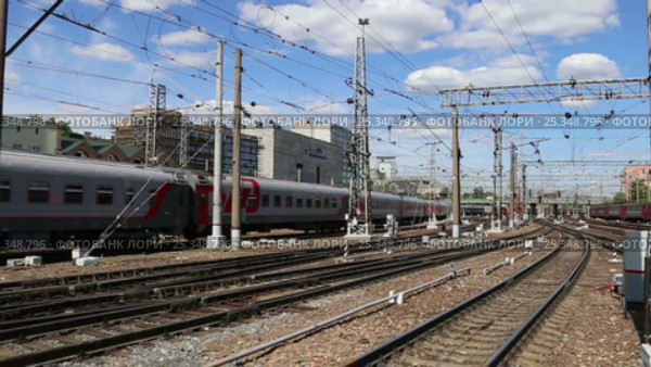 Train on Kazansky railway terminal ( Kazansky vokzal) and passengers -- is one of nine railway terminals in Moscow, Russia. Construction of the modern building according to the design by architect Alexey Shchusev started in 1913 and ended in 1940 (2017 год). Редакционное видео, видеограф Владимир Журавлев / Фотобанк Лори