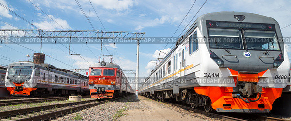 Train on Moscow passenger platform (Savelovsky railway station)-- is one of the nine main railway stations in Moscow, Russia (2015 год). Стоковое фото, фотограф Владимир Журавлев / Фотобанк Лори