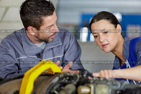 trainee of car-service mechanic listening to manager. Стоковое фото, агентство Ingram Publishing / Фотобанк Лори