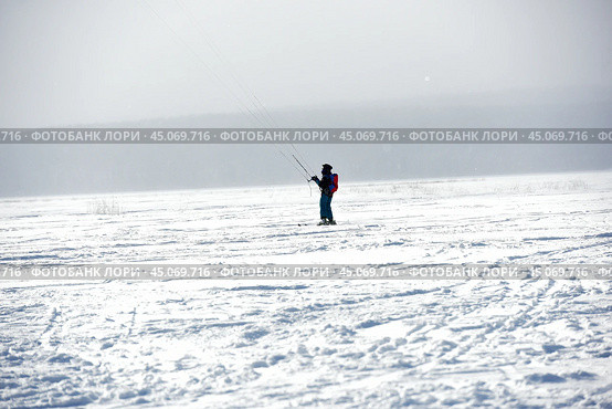 Training of athletes in kiting on a winter sunny day on Lake Onega,Petrozavodsk. Стоковое фото, фотограф Анна Кривицкая / Фотобанк Лори