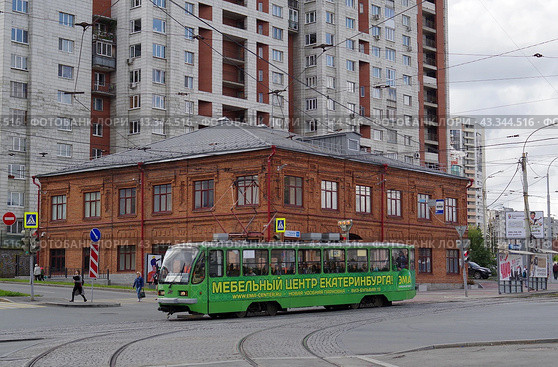 Трамвай 71-403 №824, на перекрёстке улиц Радищева и Московской, Екатеринбург (2018 год). Редакционное фото, фотограф Алексей Иванов / Фотобанк Лори