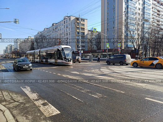 Трамвай на остановке «Кинотеатр „Первомайский”». Первомайская улица. Район Восточное Измайлово. Город Москва (2024 год). Редакционное фото, фотограф lana1501 / Фотобанк Лори