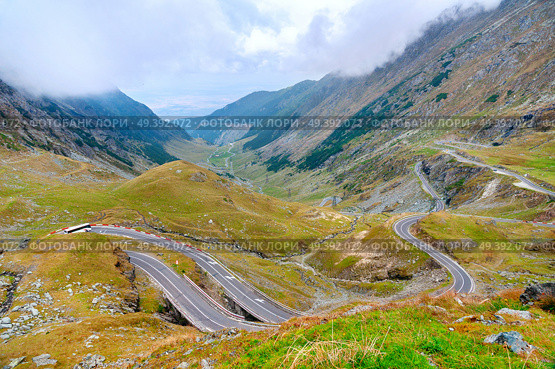 Transfagarasan Highway (Transfagarash), the most beautiful and dangerous road in Europe, Romania. Carpathian mountains, Fagaras ridge. Стоковое фото, агентство Ingram Publishing / Фотобанк Лори