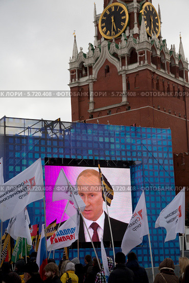 Трансляция обращения президента РФ Владимира Путина на митинге-концерте "Мы вместе" в поддержку присоединения Крыма и Севастополя к России на Красной площади города Москвы 18 марта 2014. Редакционное фото, фотограф Николай Винокуров / Фотобанк Лори
