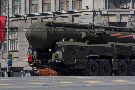 Транспортно-пусковые контейнеры комплекса РС-24 "Ярс" стоят на Тверской улицы перед началом военного парада на Красной площади, посвященного 70-й годовщине Победы в Великой Отечественной войне в городе Москве, Россия, 9 мая 2015. Редакционное фото, фотограф Николай Винокуров / Фотобанк Лори