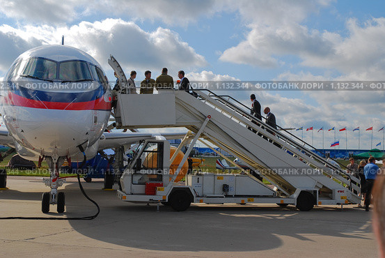 Трап у пассажирского регионального самолета Суперджет-100 (Sukhoi Superjet-100) (2009 год). Редакционное фото, фотограф Алёшина Оксана / Фотобанк Лори