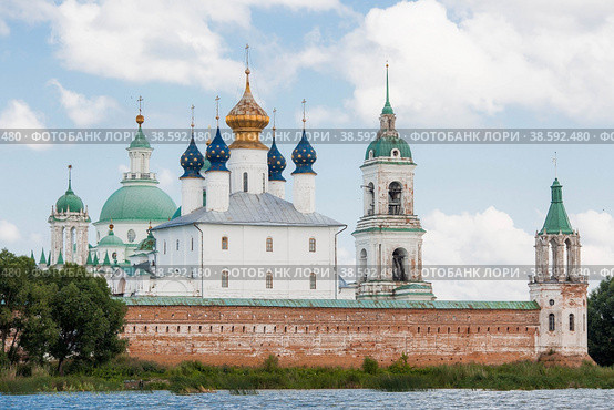 Travel to Russia. Spaso-Yakovlevsky Monastery on a cloudy day. Russia, Rostov Veliky, Yaroslavl region, golden ring. (2018 год). Стоковое фото, фотограф Photojuli / Фотобанк Лори