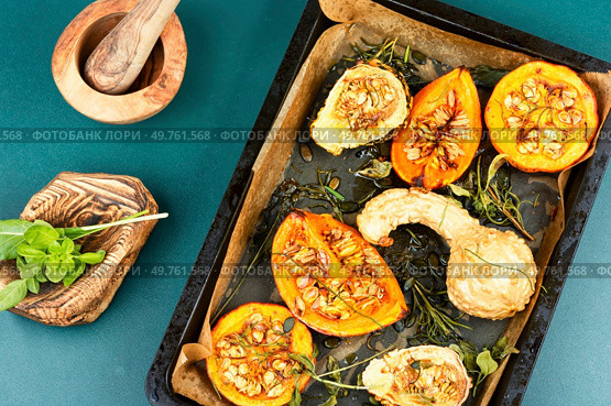 Tray of roasted butternut squash. Dish of baked Butternut squashes ready to eat.. Baked Butternut Squash. Стоковое фото, агентство Ingram Publishing / Фотобанк Лори