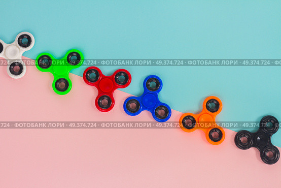 trendy fidget spinners - styled pop art flat lay scene with generic design spinners. fidget spinner, popular relaxing toy, generic design. Стоковое фото, агентство Ingram Publishing / Фотобанк Лори