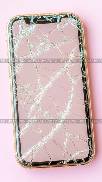 Треснувший экран смартфона на розовом фоне, свидетельствующий о технологических неудачах. Стоковое AI-изображение, AI-художник ФотоИнтеллект / Фотобанк Лори