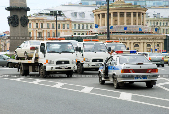 Три эвакуатора у Московского вокзала на площади Восстания. Санкт-Петербург (2011 год). Редакционное фото, фотограф Александр Щепин / Фотобанк Лори