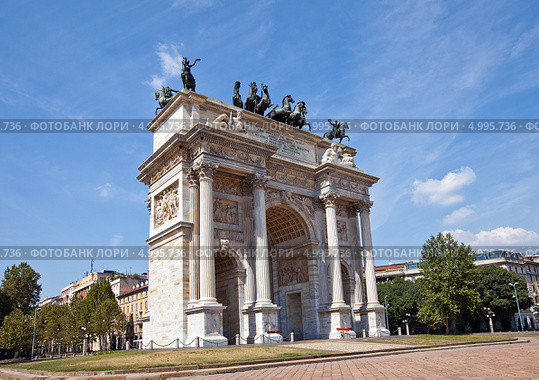Триумфальная «Арка Мира» (Arco della Pace, XIX в.) в парке Семпионе. Милан, Италия (2013 год). Стоковое фото, фотограф Иван Марчук / Фотобанк Лори