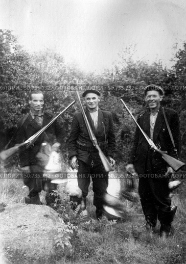 Трое мужчин охотников с ружьями на природе. Стоковое фото, фотограф Retro / Фотобанк Лори