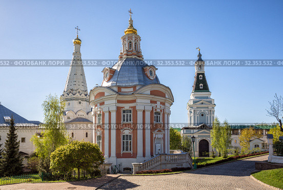 Троице-Сергиева лавра, церковь Зосимы и Савватия при больничных палатах, церковь Смоленской иконы Божией Матери и Каличья проездная башня монастырской стены (2018 год). Стоковое фото, фотограф Юлия Бабкина / Фотобанк Лори