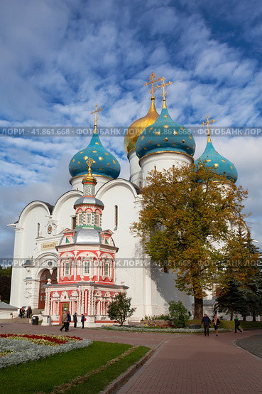Троице-Сергиева лавра, Успенский собор и надкладезная часовня. Сергиев Посад, Московская область, Россия (2016 год). Редакционное фото, фотограф Наталья Волкова / Фотобанк Лори