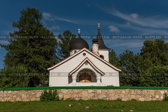 Троицкая церковь в деревне Бёхово, построенная в 1906 году по проекту В.Д.Поленова летним днём (2023 год). Редакционное фото, фотограф Игорь Низов / Фотобанк Лори