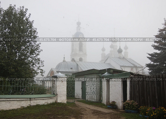 Троицкая церковь в селе Толгоболь, Ярославский район, в утреннем тумане. Стоковое фото, фотограф Николай Белавин / Фотобанк Лори